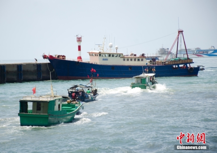 8月16日，广西北海市侨港镇电建渔港，几艘小渔船出港。 中新社记者 翟李强 摄