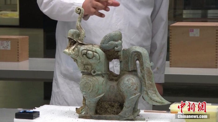 近日，四川德阳，三星堆考古队员在清理一件铜尊器盖时，在器盖顶部，又发现一个“四翼小神兽”，这也是三星堆发现的第一件带翅膀的神兽。图为三星堆遗址新出土的神兽。图片来源：视觉中国