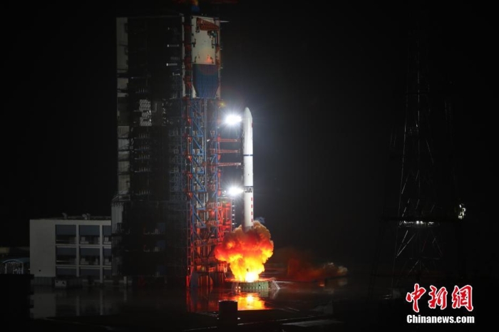 北京时间2022年8月20日1时37分，中国在西昌卫星发射中心使用长征二号丁运载火箭，成功将遥感三十五号04组卫星发射升空。卫星顺利进入预定轨道，发射任务获得圆满成功。该卫星主要用于科学试验、国土资源普查、农产品估产及防灾减灾等领域。应龙飞 摄