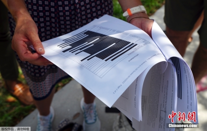 资料图：美国司法部8月26日公布联邦调查局(FBI)申请搜查海湖庄园时向法院提交书面证词的部分内容。为确保不影响仍在进行的调查以及人员安全，这份文件有多页被几乎完全涂黑。FBI在当地时间8月8日的搜查中，从特朗普的海湖庄园带走30余项物品，其中一部分文件被标记为“绝密”或“敏感隔离信息”。