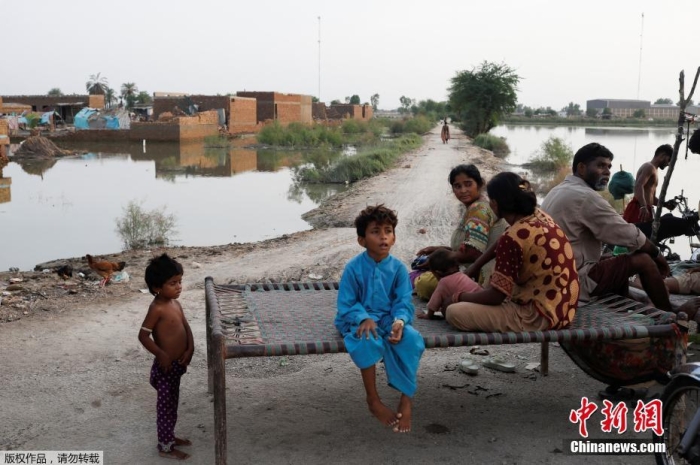 當地時間8月29日，洪水持續肆虐巴基斯坦Mehar地區，當地民眾在路邊搭起簡易臨時居所避難。