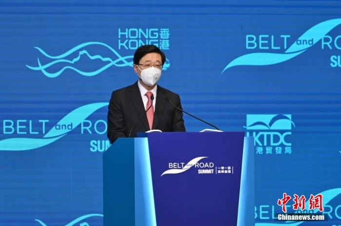 8月31日,香港特区政府与香港贸易发展局合办的第七届 “一带一路”高峰论坛于香港会议展览中心举行,今届论坛以“携手共创新篇章”为主题, 汇聚逾80位“一带一路”沿线国家和地区的主要官员及商界翘楚分享真知灼见,共同探讨“一带一路”的新发展、新机遇。图为香港特区行政长官李家超致开幕辞。 <a target='_blank' href='/'>中新社</a>记者 李志华 摄 8月31日,香港特区政府与香港贸易发展局合办的第七届 “一带一路”高峰论坛于香港会议展览中心举行,今届论坛以“携手共创新篇章”为主题, 汇聚逾80位“一带一路”沿线国家和地区的主要官员及商界翘楚分享真知灼见,共同探讨“一带一路”的新发展、新机遇。图为香港特区行政长官李家超致开幕辞。 <a target='_blank' href='/'>中新社</a>记者 李志华 摄