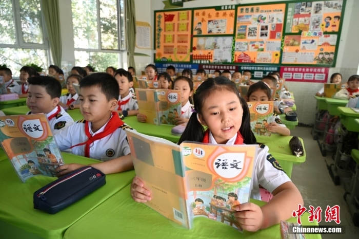 呼和浩特市五塔寺东街小学内，学生们在语文课上读课文。 中新社记者 刘文华 摄