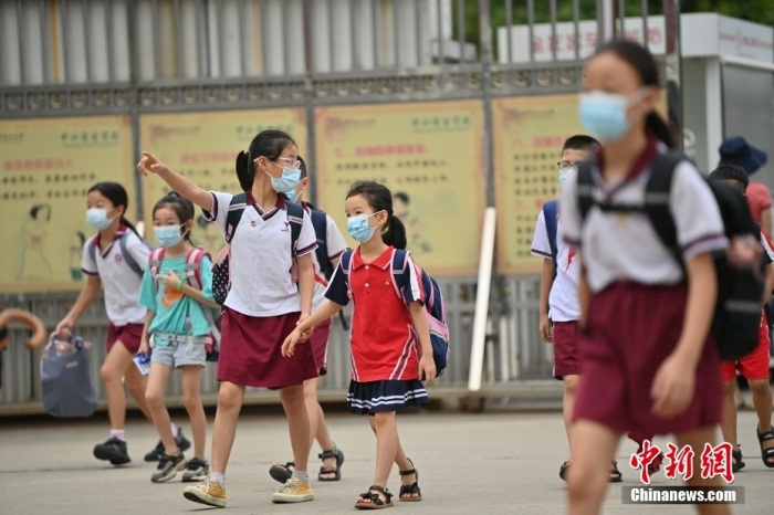 资料图:福建省泉州市,2015年二孩政策出台后,于2022年年迎来了一拨小学入学高峰。开学第一天,校园里,大带小,手牵手的场景比往年要多了许多。图片来源:视觉中国 资料图:福建省泉州市,2015年二孩政策出台后,于2022年年迎来了一拨小学入学高峰。开学第一天,校园里,大带小,手牵手的场景比往年要多了许多。图片来源:视觉中国