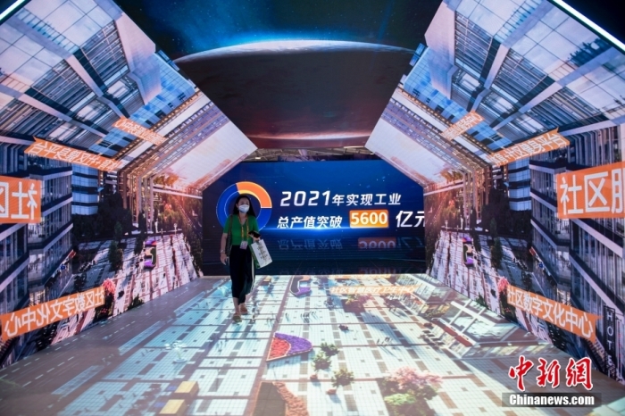 资料图：9月2日，北京，在服贸会首钢园展区，观众穿过被屏幕360度包围的走廊。中新网记者 李骏 摄