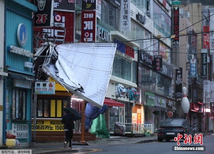 当地时间9月6日，今年第11号台风“轩岚诺”在韩国庆尚南道一带登陆。受“轩岚诺”影响，韩国南部海岸遭遇强风、暴雨等灾害。图为当地时间9月6日，韩国昌原一店铺招牌被吹翻。