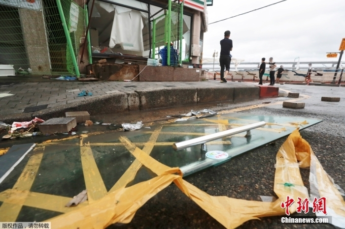 当地时间9月6日，今年第11号台风“轩岚诺”在韩国庆尚南道一带登陆。受“轩岚诺”影响，韩国南部海岸遭遇强风、暴雨等灾害。图为当地时间9月6日，韩国昌原一处商业区在台风中受损。