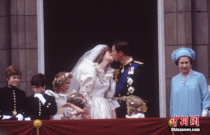 1981年7月29日，英國倫敦，查爾斯王子大婚日，英國女王伊麗莎白二世站在陽臺上。圖片來源：視覺中國