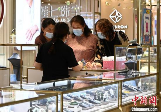 China's retail sales up 4.8% in October