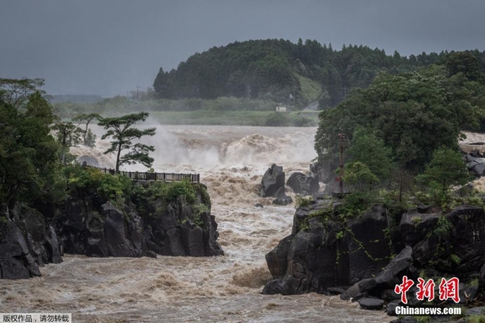 当地时间9月19日，日本鹿儿岛县，台风“南玛都”登陆过后，仙台河沿岸河水暴涨。据报道，台风“南玛都”于18日19时左右在县鹿儿岛市附近登陆。九州电力公司称，截至当日18时，“南玛都”共造成九州地区超19万户居民停电。