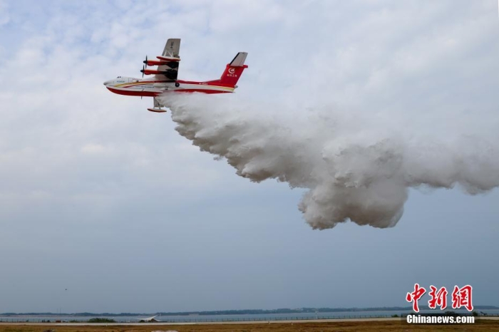 9月27日，由中国自主研制的“鲲龙”AG600M灭火机以全新消防涂装在湖北荆门漳河机场成功完成12吨投汲水试验。本次AG600M投汲水重大试验是继5月31日该型机完成陆上首飞，8月29日完成水上首飞后的又一重大里程碑节点，有效评估了AG600M的投水灭火效果，对实战应用的核心能力进行了系统检验。AG600飞机是为满足中国应急救援体系和国家自然灾害防治体系建设迫切需要研制的重大航空装备，是中国首次按照民用适航标准研制的大型特种飞机。 <a target='_blank' href='/'>中新社</a>记者 张畅 摄