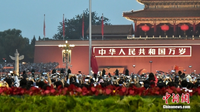 2022年10月1日，中华人民共和国成立73周年，北京天安门广场举行国庆升旗仪式。<a target='_blank' href='/' >中新网</a>记者 李骏 摄