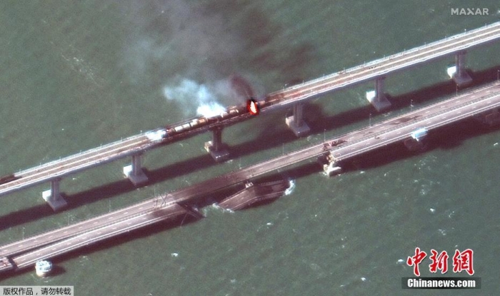 当地时间10月8日，卫星航拍爆炸起火的克里米亚大桥，桥面上浓烟滚滚，部分路面断裂。据报道，当日克里米亚大桥公路桥上一辆卡车发生爆炸，导致与公路桥并行的铁路桥上一货运列车上七个油罐被点燃，事件造成3人死亡。8日晚，克里米亚地区领导人阿克肖诺夫宣布，将该地区的“黄色”恐怖袭击风险等级延长至10月23日20时。