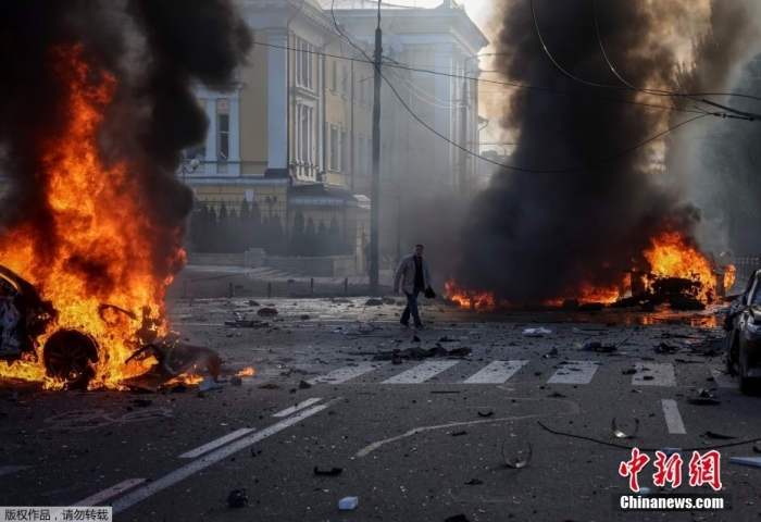質料圖：當地時辰2022年10月10日，烏克蘭國都基輔市中心發生多次爆炸。圖為基輔市中心爆炸導致車燃燒。