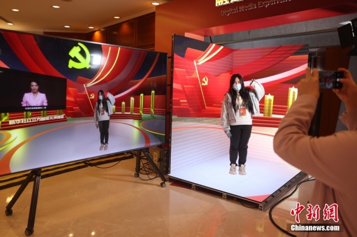 图为在北京新世纪日航饭店，记者在融媒体体验区体验。 <a target='_blank' href='http://www.chinanews.com/'>中新社</a>记者 蒋启明 摄