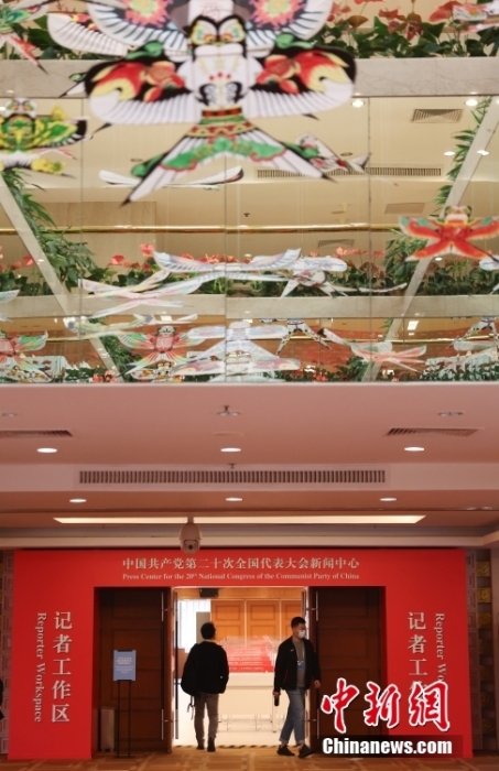 图为在北京新世纪日航饭店的记者工作区。 <a target='_blank' href='/'>中新社</a>记者 蒋启明 摄 　