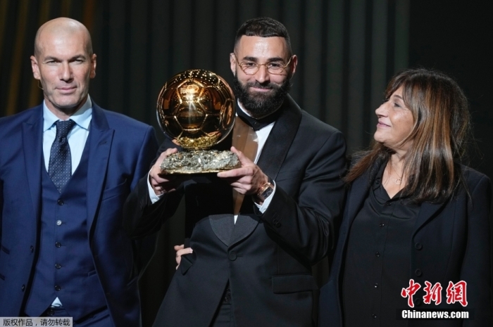 当地时间10月17日，2022年金球奖最终获奖结果揭晓，效力皇家马德里的35岁法国球员本泽马获得2022年金球奖，这是本泽马职业生涯第一次收获这一奖项。