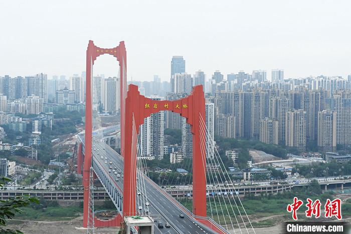 10月28日，重庆红岩村大桥主线正式通车，车辆在桥上行驶。据悉，红岩村大桥为主跨375米的路轨两用桥，桥型为高低塔双索面钢桁梁斜拉桥。该桥是中国“桥都”重庆中心城区通车的第36座跨江道路桥（不含单独的轨道桥和铁路桥）。 <a target='_blank' href='/'>中新社</a>记者 陈超 摄 　