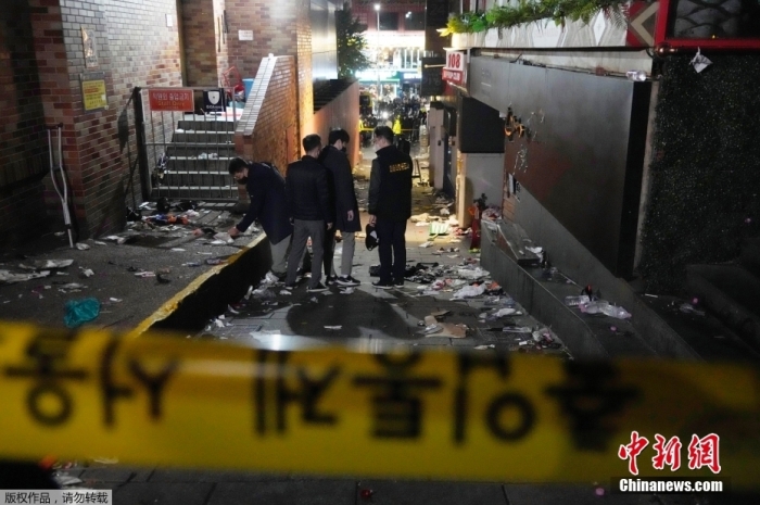 当地时间2022年10月29日晚，韩国首尔龙山区梨泰院发生大规模踩踏事故。图为30日凌晨，警方勘察现场。