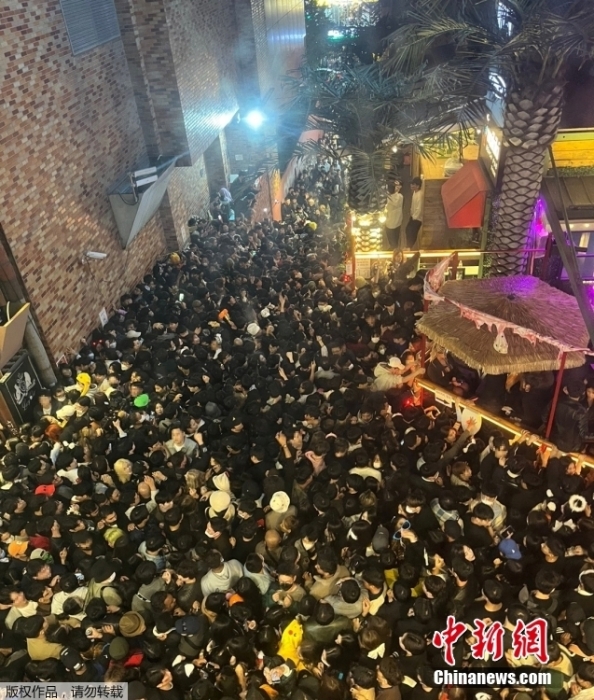 图为当地时间10月29日晚，梨泰院踩踏现场的巷子里挤满人群。