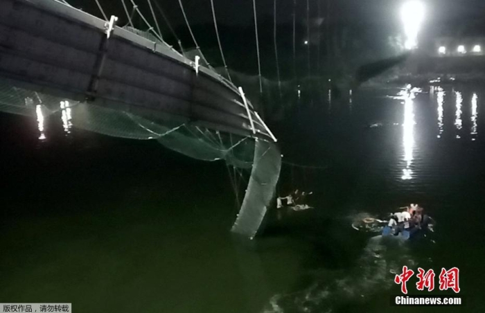 當地時間10月30日，印度西部古吉拉特邦一座拉索橋突然斷裂，事發時有數百人正在橋上。圖為事故現場。