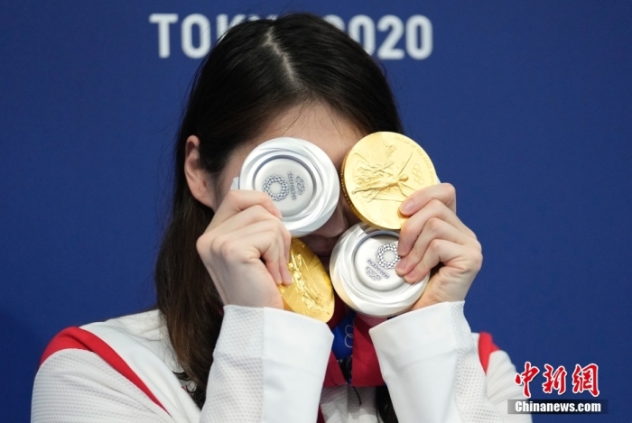 资料图为2021年8月1日，在东京奥运会游泳赛程全部结束后，中国选手张雨霏展示四块奖牌。 <a target=