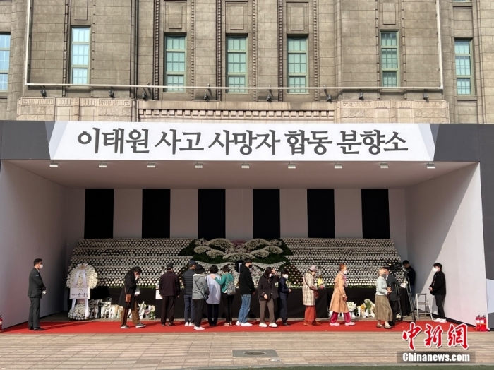 资料图：当地时间2022年11月1日中午，民众在位于首尔广场的集体焚香所悼念梨泰院踩踏事故遇难者。 中新社记者 刘旭 摄