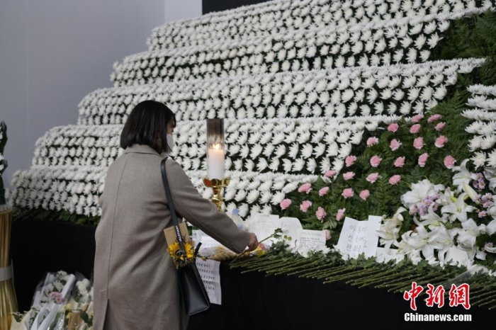 当地时间2022年11月1日23时45分许，韩国民众在位于首尔广场的集体焚香所悼念梨泰院踩踏事故遇难者。 中新社记者 刘旭 摄