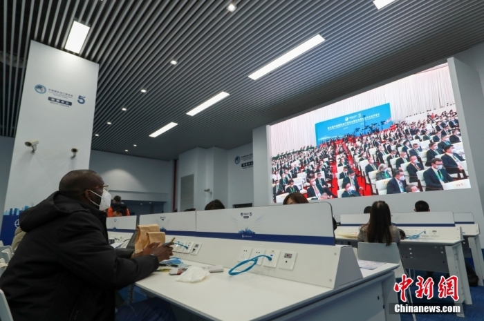 2022年11月4日，第五届中国国际进口博览会暨虹桥国际经济论坛开幕式在国家会展中心(上海)举行。外媒记者在新闻中心内通过大屏幕观看开幕式。 中新社记者 贾天勇 摄