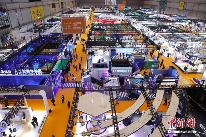 11月5日，第五屆中國國際進口博覽會在國家會展中心(上海)舉辦。參觀者在技術裝備展區參觀。 <a target='_blank' >中新社</a>記者 殷立勤 攝