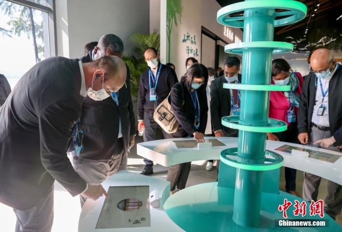 11月6日，中国履行《湿地公约》30周年成就展在武汉开幕。图为嘉宾参观展览。 <a target='_blank' href='/'>中新社</a>记者 张畅 摄