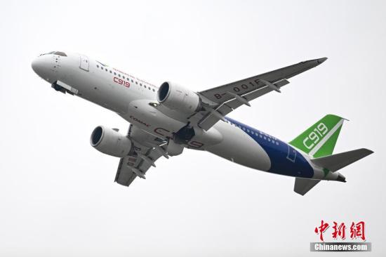 A C919 jet takes part in a flying display at  the 14th Airshow China held in Zhuhai, south China's Guangdong Province, Nov. 8, 2022. (Photo/China News Service)