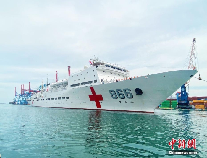 当地时间11月10日，执行“和谐使命-2022”任务的中国海军“和平方舟”号医院船抵达印度尼西亚首都雅加达丹绒不碌港展开友好访问。图为“和平方舟”号医院船停靠码头。 <a target='_blank' href='/'>中新社</a>发 李蕊 摄