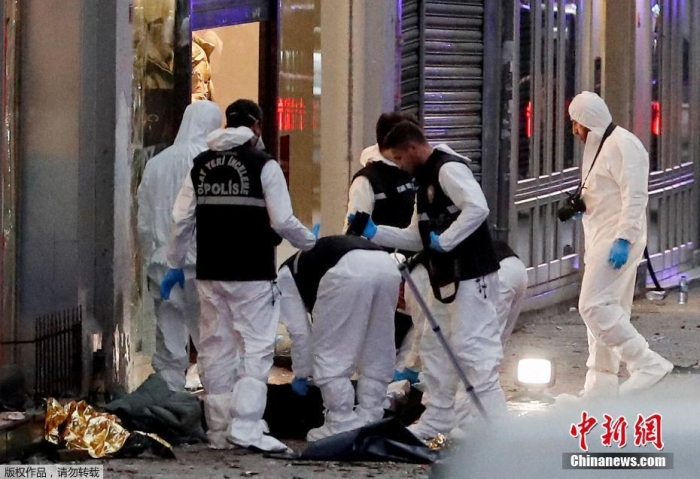 当地时间11月13日下午4时，土耳其最大城市伊斯坦布尔市中心著名的购物街伊斯蒂克拉尔(Istiklal)发生爆炸事故。图为警察在现场工作。