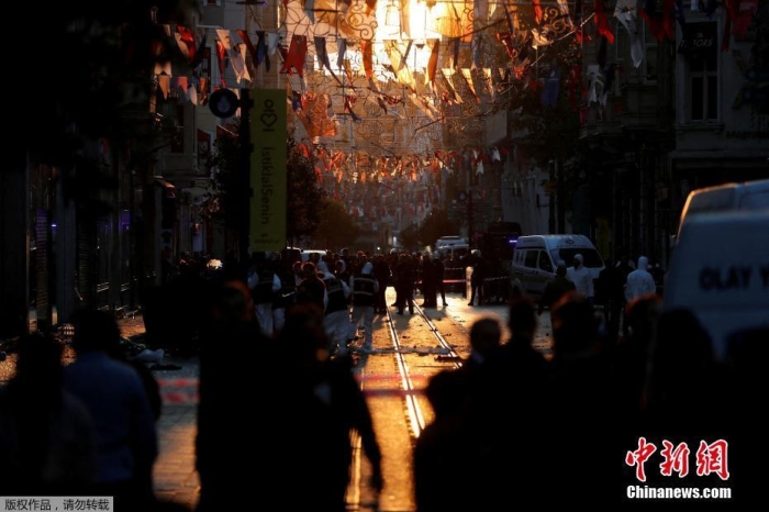 当地时间11月13日下午4时，土耳其最大城市伊斯坦布尔市中心著名的购物街伊斯蒂克拉尔(Istiklal)发生爆炸事故。图为爆炸发生后警察和紧急服务人员在现场工作。