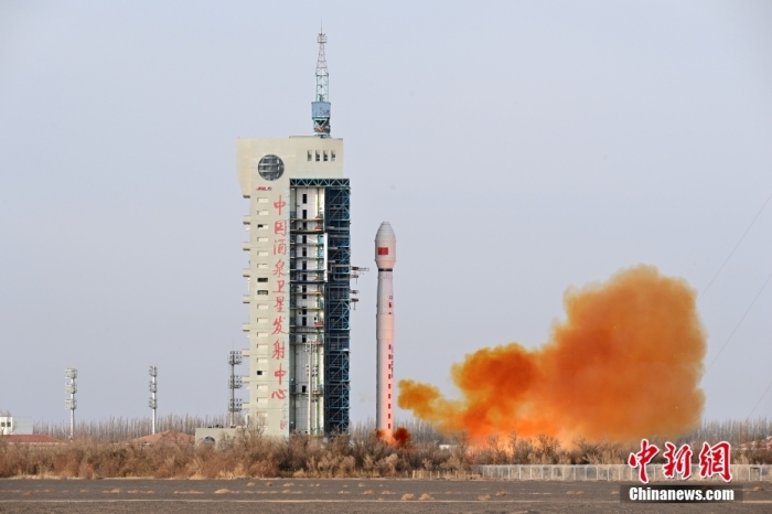 北京时间11月15日9时38分，中国在酒泉卫星发射中心使用长征四号丙运载火箭，成功将遥感三十四号03星发射升空，卫星顺利进入预定轨道，发射任务获得圆满成功。该卫星主要用于国土普查、城市规划、土地确权、路网设计、农作物估产和防灾减灾等领域。此次任务是长征系列运载火箭的第450次飞行。汪江波 摄
