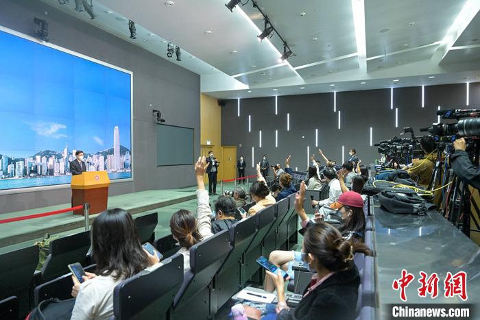11月15日，香港特区行政长官李家超在行政会议前会见传媒时表示，将前往泰国曼谷出席亚太经济合作组织峰会，届时会有多个经济体的领袖出席，可让他有机会讲好香港故事。图为记者会现场。 中新社记者 陈永诺 摄