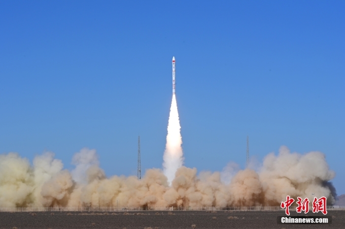 北京时间（shijian）2022年11月16日14时20分，谷神星一号遥四运载火箭在我(wo)国酒泉卫星发射中心成功发射升空，将搭载的(de)5颗吉林一号高分03D卫星顺利送入预定轨道，发射任务获得圆满成功，该批卫星主要用于提供商业遥感服务(fuwu)。此次任务是(shi)谷神星一号运载火箭第4次飞行。 汪江波 摄