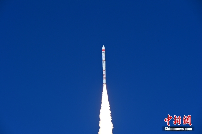 北京时间（shijian）2022年11月16日14时20分，谷神星一号遥四运载火箭在我(wo)国酒泉卫星发射中心成功发射升空，将搭载的(de)5颗吉林一号高分03D卫星顺利送入预定轨道，发射任务获得圆满成功，该批卫星主要用于提供商业遥感服务(fuwu)。此次任务是(shi)谷神星一号运载火箭第4次飞行。 汪江波 摄
