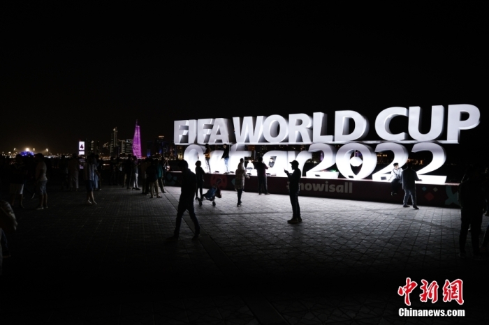 当地时间2022年11月16日，卡塔尔多哈，2022卡塔尔世界杯倒计时3天，球迷游览多哈夜景打卡纪念。图片来源：视觉中国