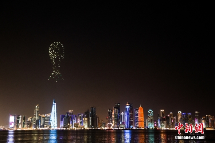 当地时间2022年11月16日，卡塔尔多哈，2022卡塔尔世界杯倒计时3天，球迷游览多哈夜景打卡纪念。图片来源：视觉中国