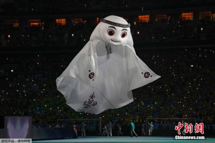 当地时间11月20日，2022年卡塔尔世界杯开幕式在海湾球场举行。图为吉祥物“拉伊卜”亮相。