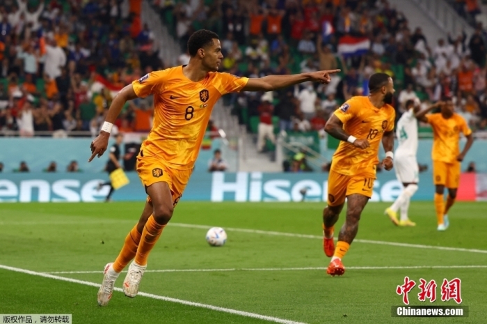 当地时间11月21日，卡塔尔世界杯小组赛A组首轮第二场，塞内加尔队对阵荷兰队的比赛火热开赛。图为荷兰队球员加克波(左一)庆祝进球。