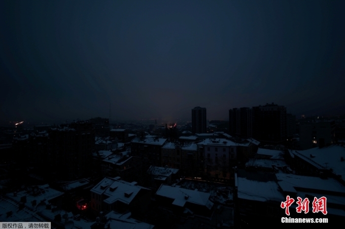 乌克兰能源部11月23日发表声明称，当天导弹袭击造成乌克兰国内所有核电站以及大多数火力和水力发电站暂时停机，输电设施也遭到破坏。乌克兰全国各地的绝大多数用户遭遇断电。

声明称，缺乏电力可能会影响供热和供水，维修部门正在尽一切可能尽快恢复供电，但鉴于破坏的规模，可能会需要较长时间才能恢复电力供应。

图为当地时间11月23日，乌克兰首都基辅，街头漆黑一片。 

文字来源：央视新闻客户端