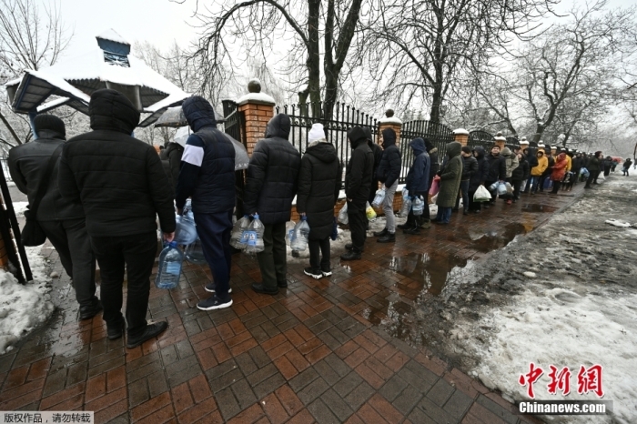 图为当地时间11月24日，基辅民众排队等待进入当地一公园打水。