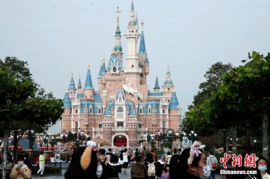 Tourists visit Shanghai Disney Resort after it reopens on Nov. 25, 2022. (Photo/China News Service)