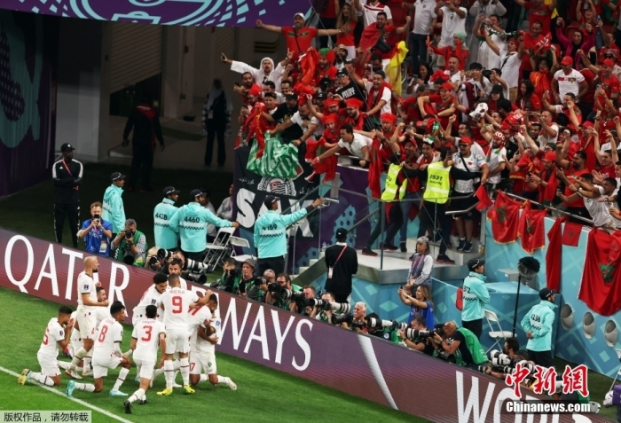 北京時間11月27日，卡塔爾世界杯小組賽F組第2輪，比利時隊對陣摩洛哥隊的比賽正式打響。圖為摩洛哥隊球員與球迷慶祝進球。