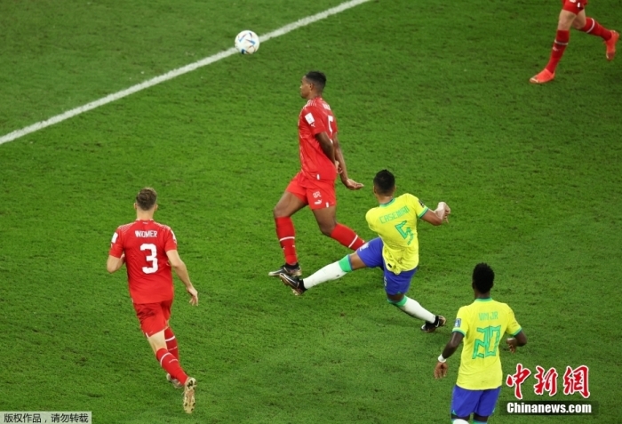 北京时间11月29日，卡塔尔世界杯小组赛G组第2轮，巴西队对阵瑞士队。整场比赛巴西队一直掌控着比赛节奏，但场上比分迟迟未被改写。直到83分钟卡塞米罗在禁区内凌空射门打进致胜一球。最终，巴西队1：0战胜瑞士队取得两连胜，提前一轮小组出线。图为巴西队球员卡塞米罗(黄)射门瞬间。