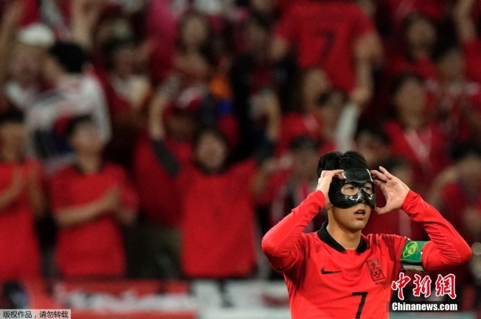 “亚洲一哥”孙兴慜此次世界杯之行只能以面具侠的造型示人，虽是不得已之举，但已有不少韩国球迷纷纷效仿，欧巴的魅力岂是一张面具可以挡住的？