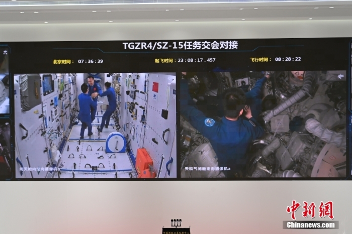 据中国载人航天工程办公室消息，在载人飞船与空间站组合体成功实现自主快速交会对接后，神舟十五号航天员乘组从飞船返回舱进入轨道舱。完成各项准备后，北京时间2022年11月30日7时33分，翘盼已久的神舟十四号航天员乘组顺利打开“家门”，热情欢迎远道而来的亲人入驻“天宫”。随后，“胜利会师”的两个航天员乘组，一起在中国人自己的“太空家园”里留下了一张足以载入史册的太空合影。
后续，两个航天员乘组将在空间站进行首次在轨轮换。期间，6名航天员将共同在空间站工作生活约5天时间，完成各项既定任务和交接工作。汪江波 摄